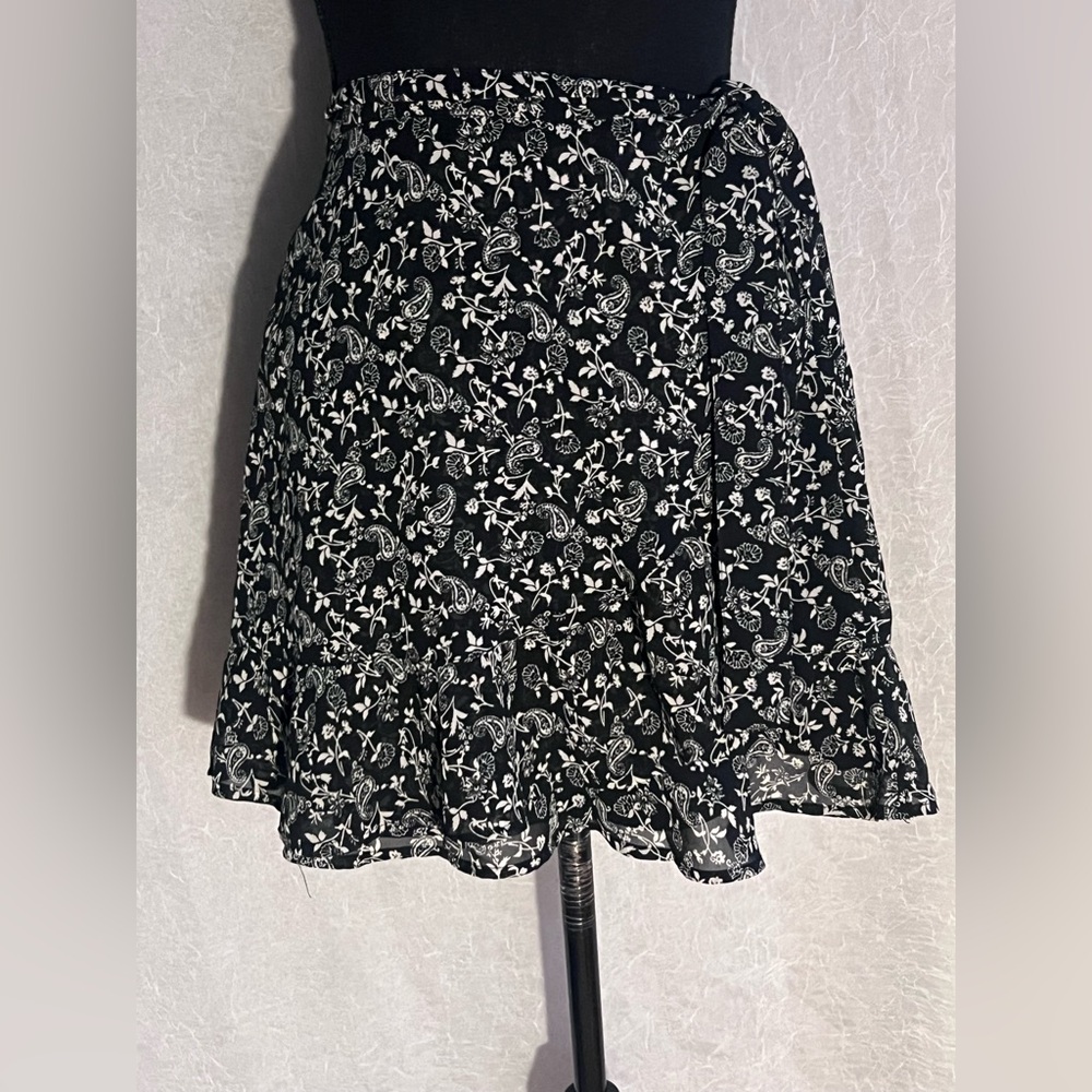 Hollister black & white floral mini skirt with tie waist